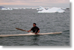 Kayakiste groenlandais à Qaanaaq (Thulé)